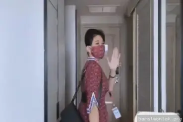 Cek barang pramugari seksi cantik menggoda