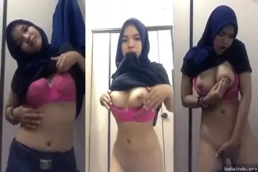 Cewek cantik memek tembem badan seksi masturbasi nikmat